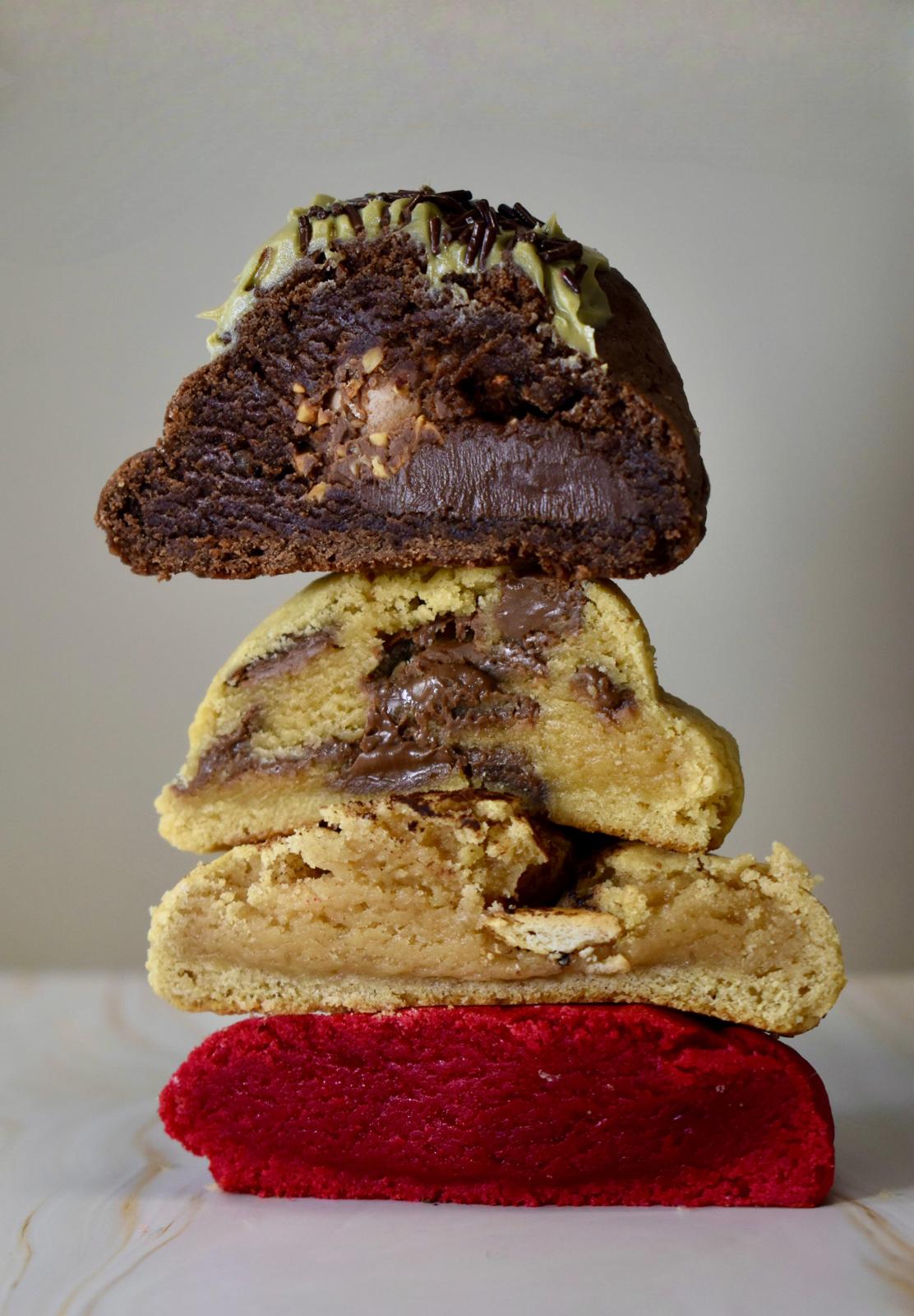 Galletas artesanales apiladas con relleno de chocolate